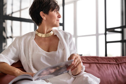 Minimalist Jewelry Trends: How to Incorporate Simple Elegance into Your Wardrobe