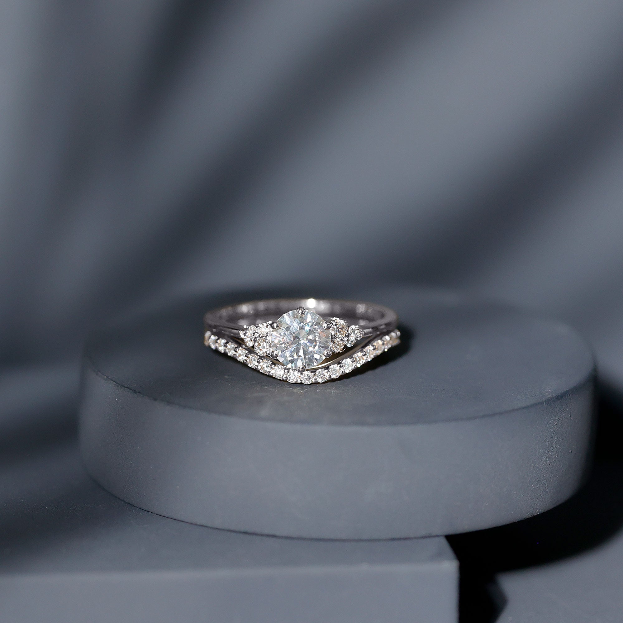 Rosec Jewels-0.9 Carat Round Cut Moissanite Wedding Ring Set For Bride